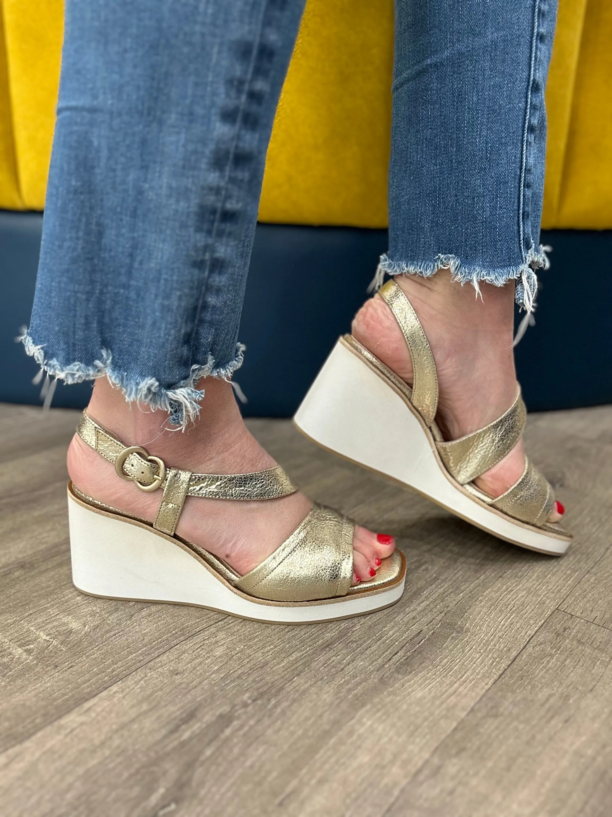 Marian 62901 Gold Wedge